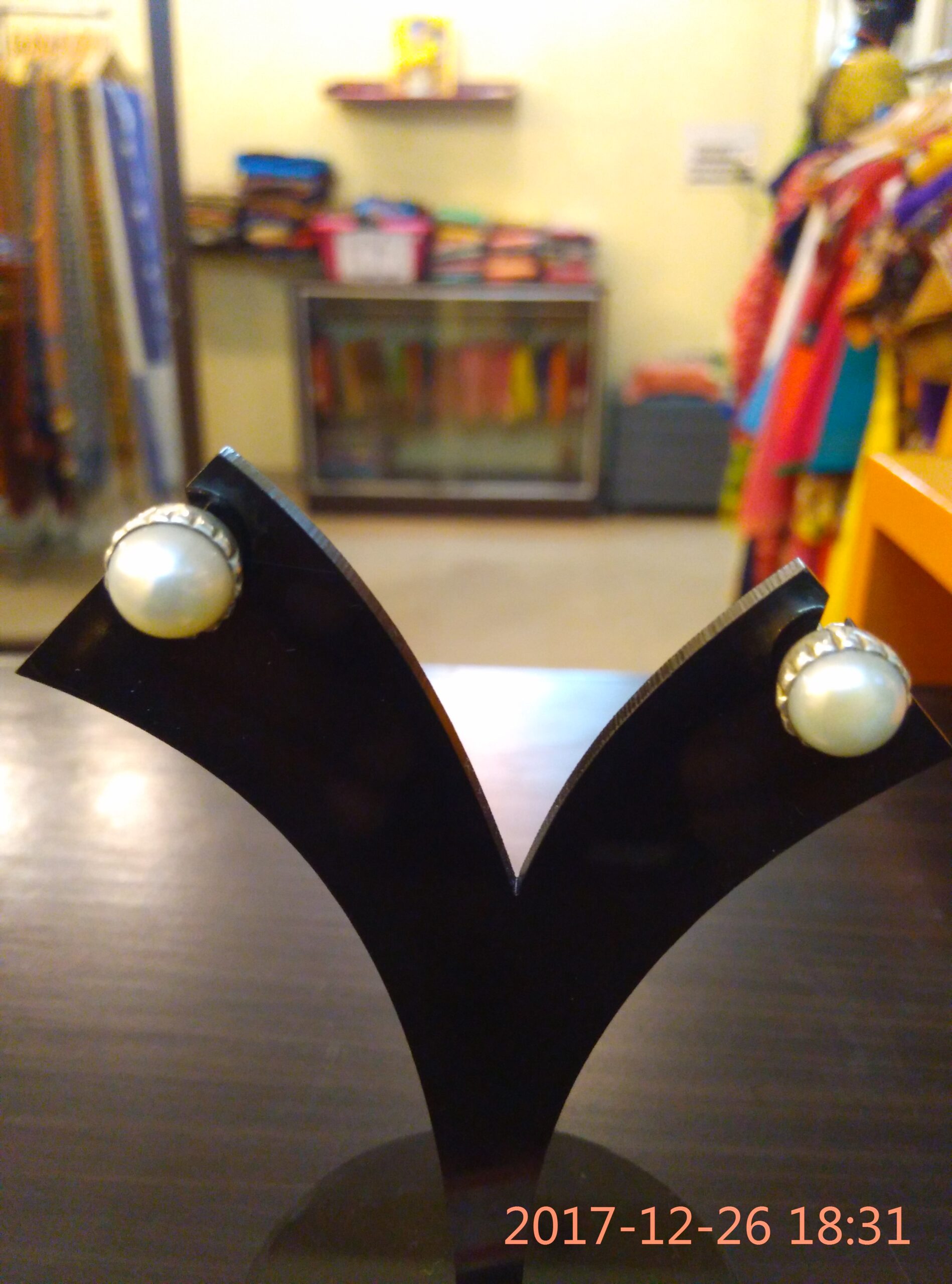 Silver stud with pearl