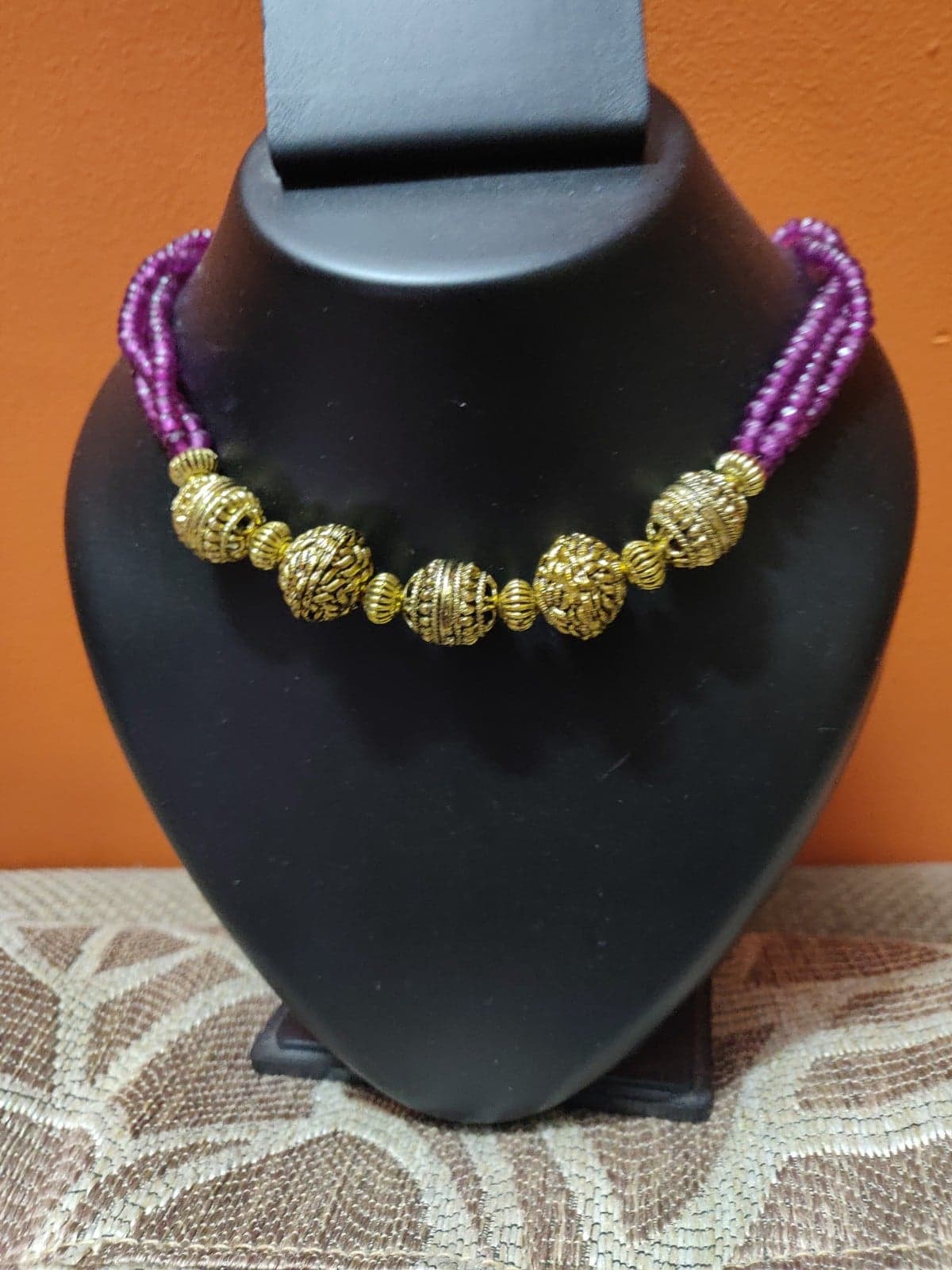 Choker model necklace