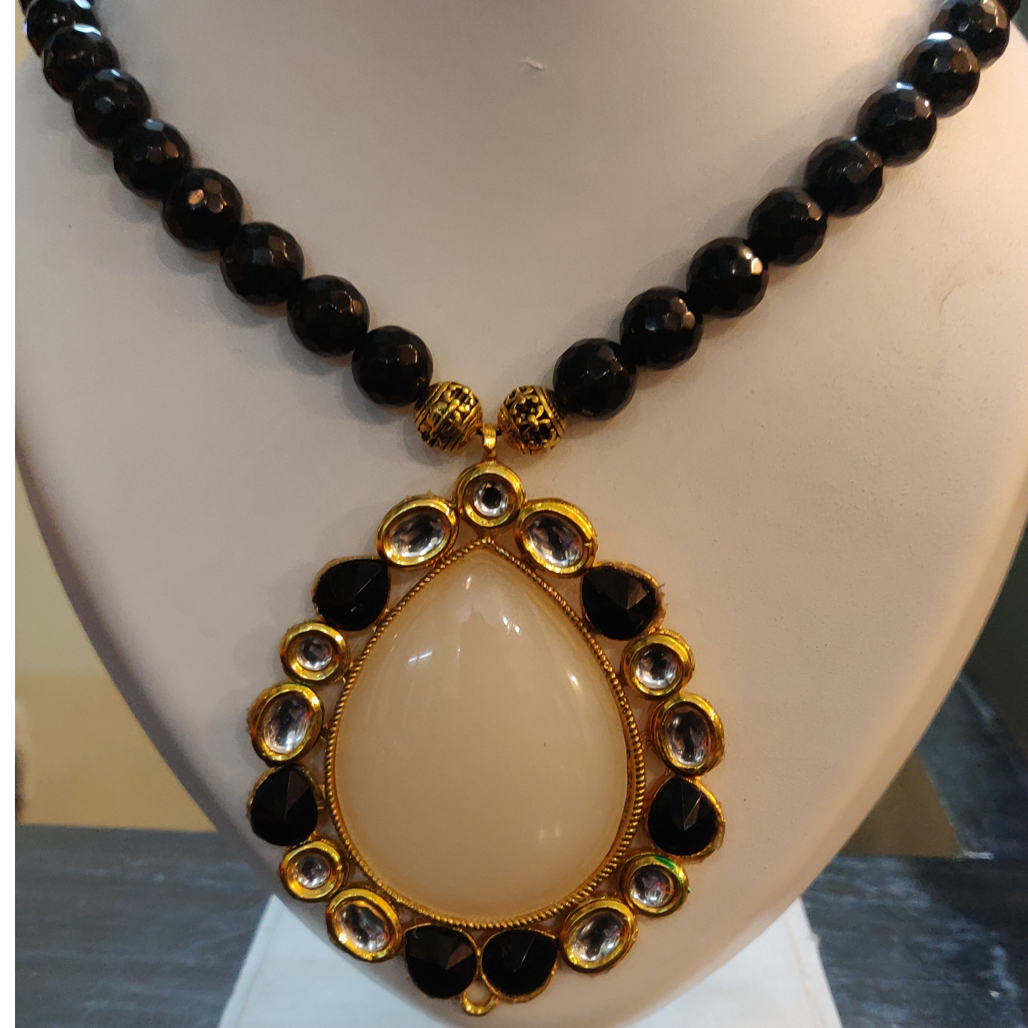 Semi precious beads necklace with Kundan pendant