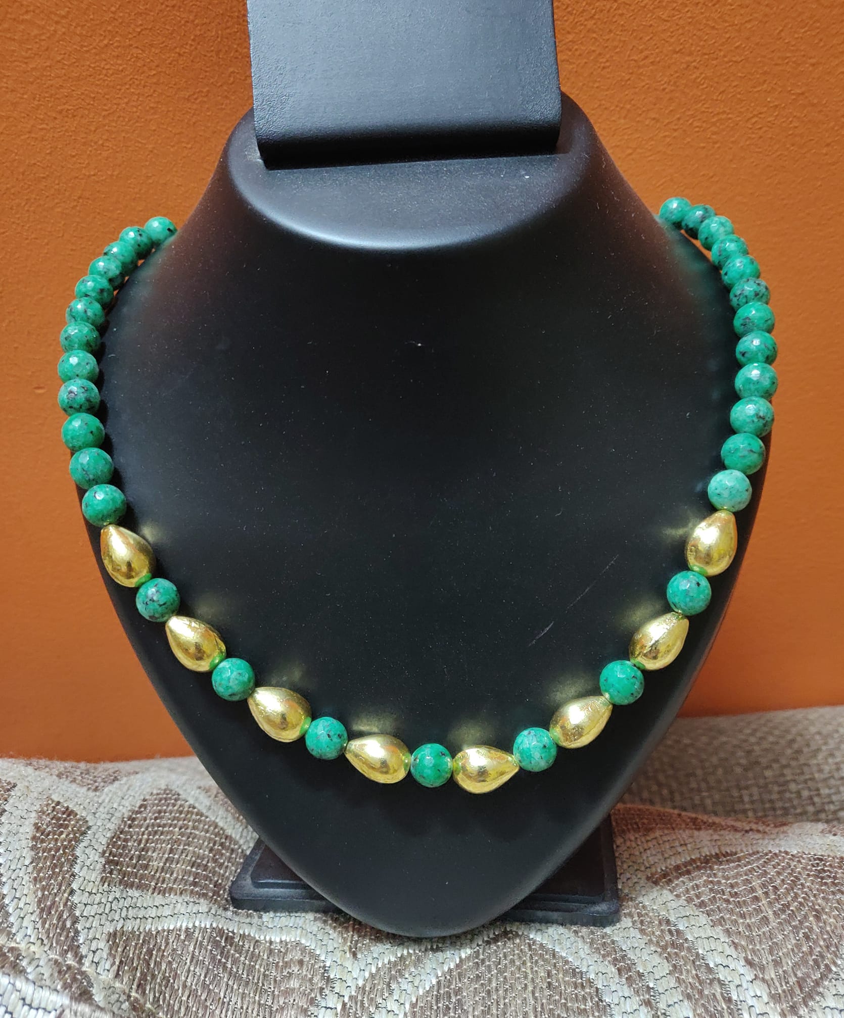 Semiprecious beads necklace with brass beads