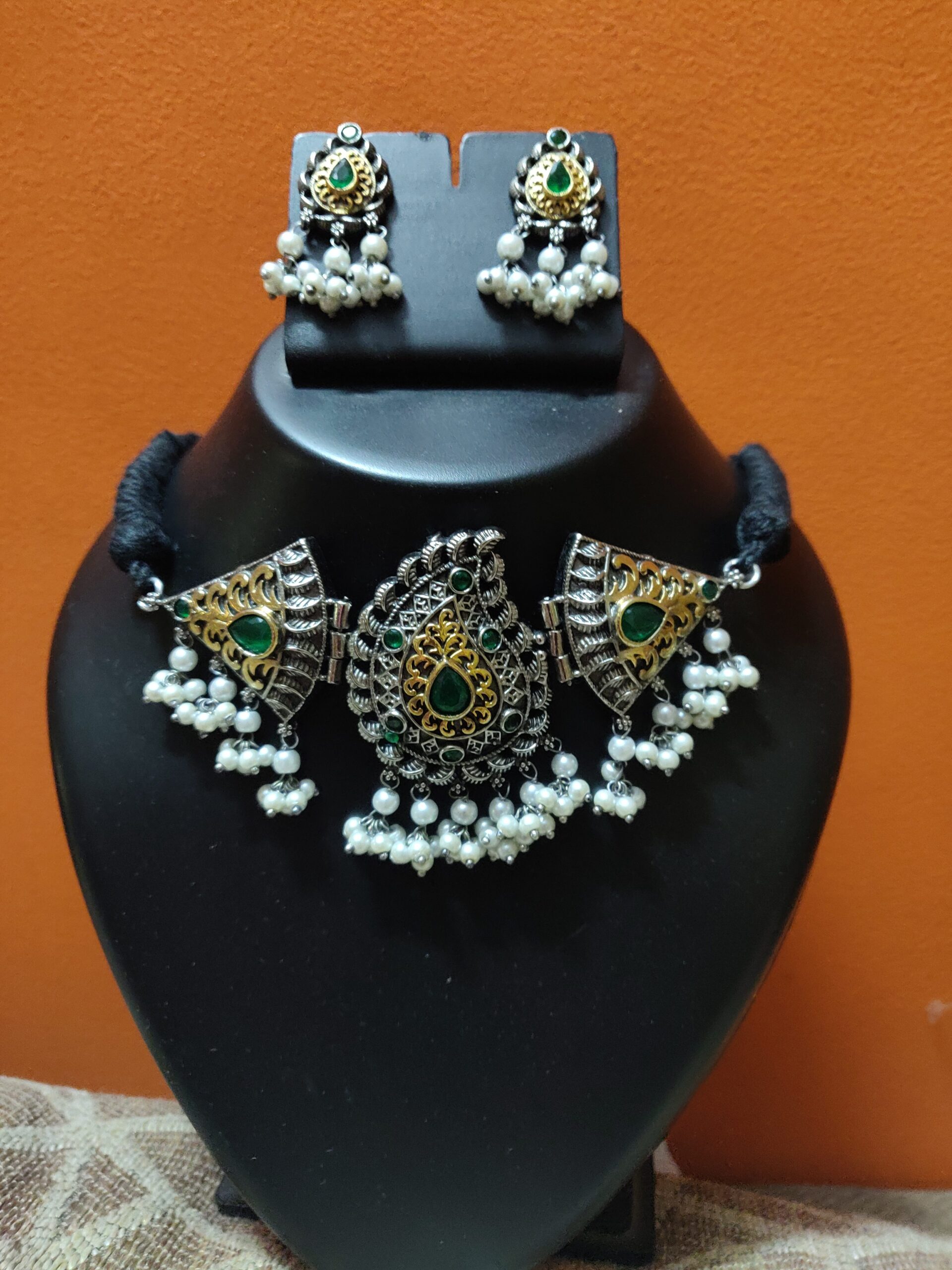 Dual tone oxidised choker in green stones