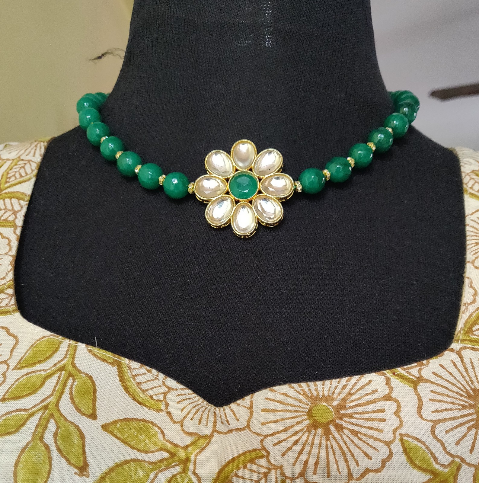 Semi precious beads with Kundan pendant choker