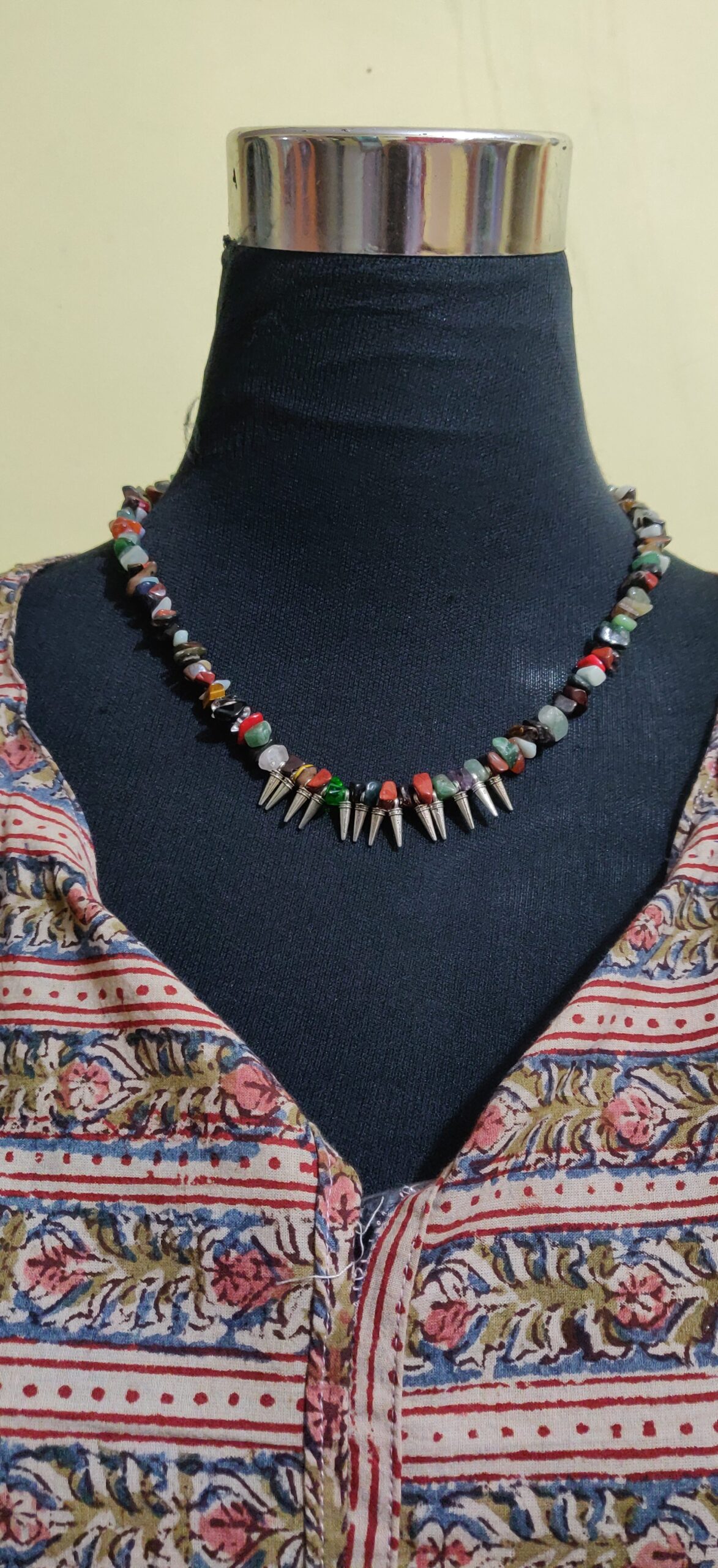 Muli colour chip stones single string necklace