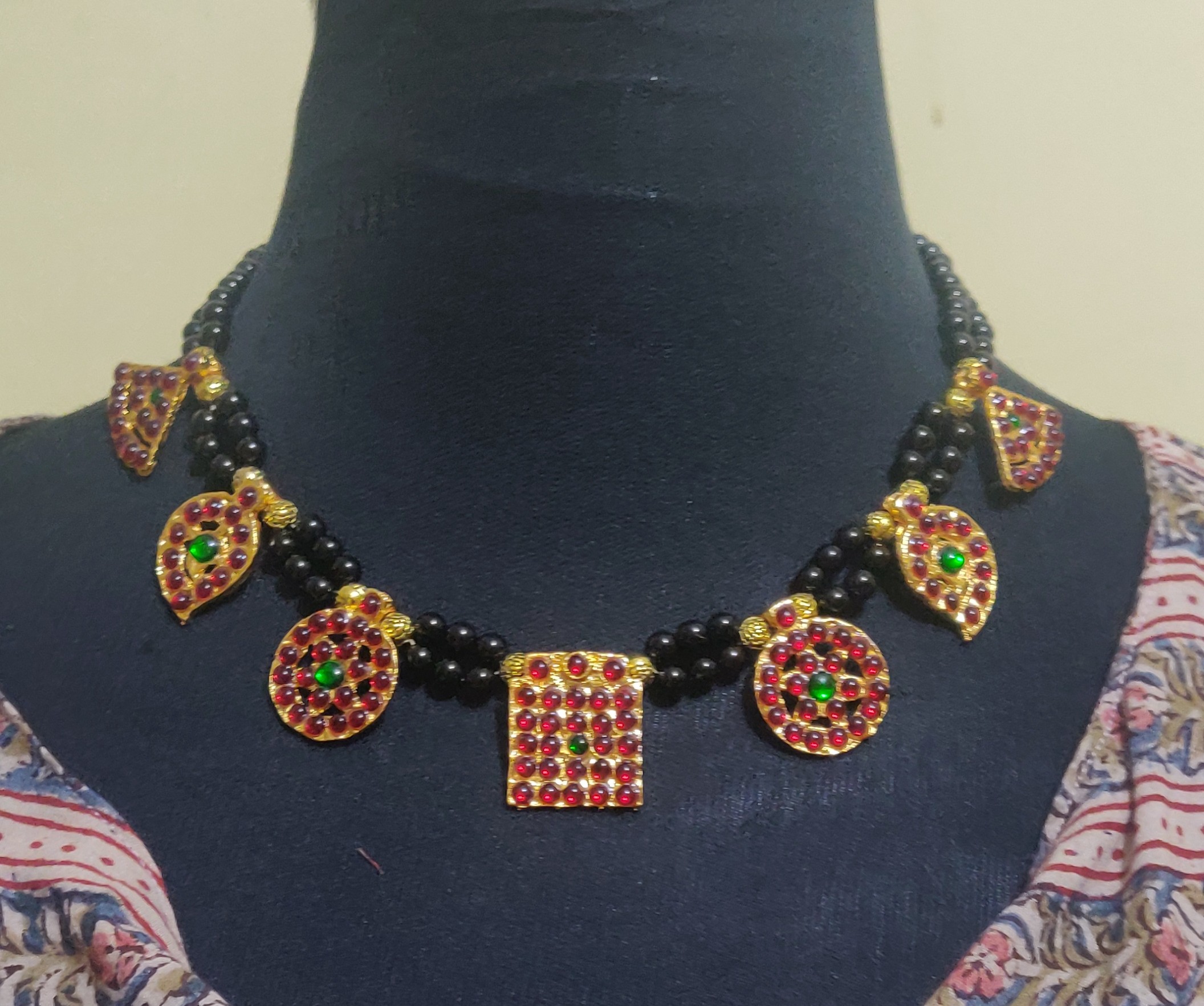 Semi precious black beads with Kempu lockets necklace