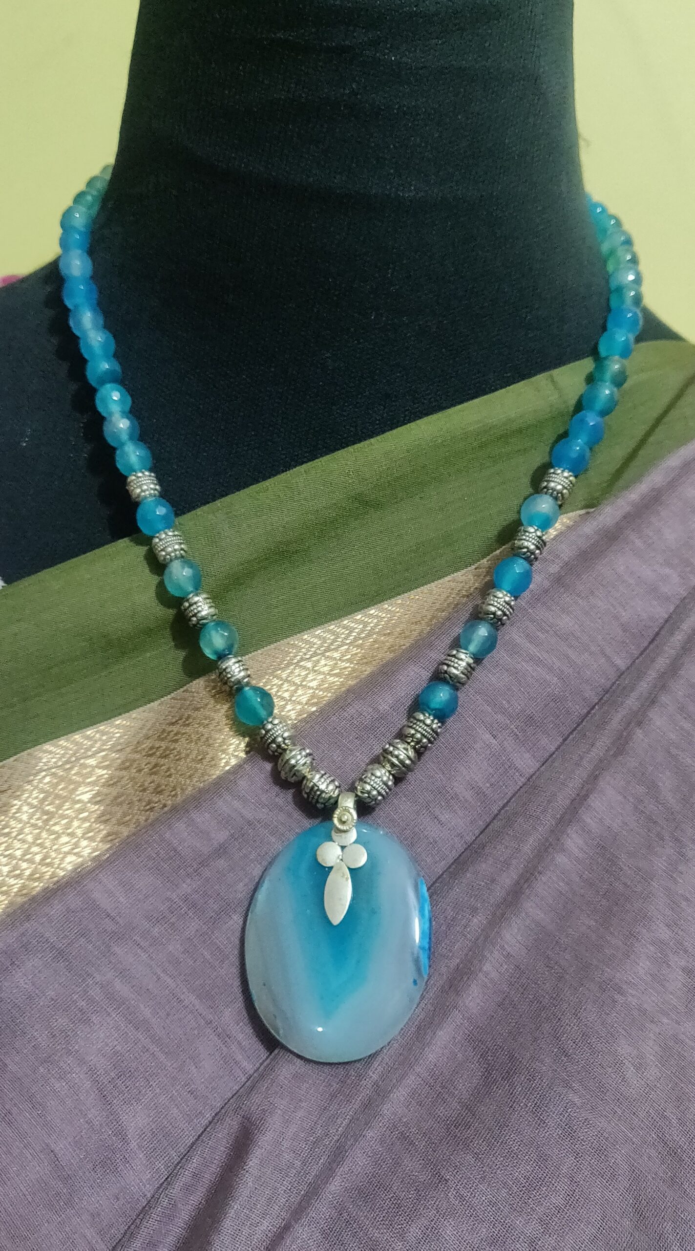 Agate beads with agate slice pendant chain
