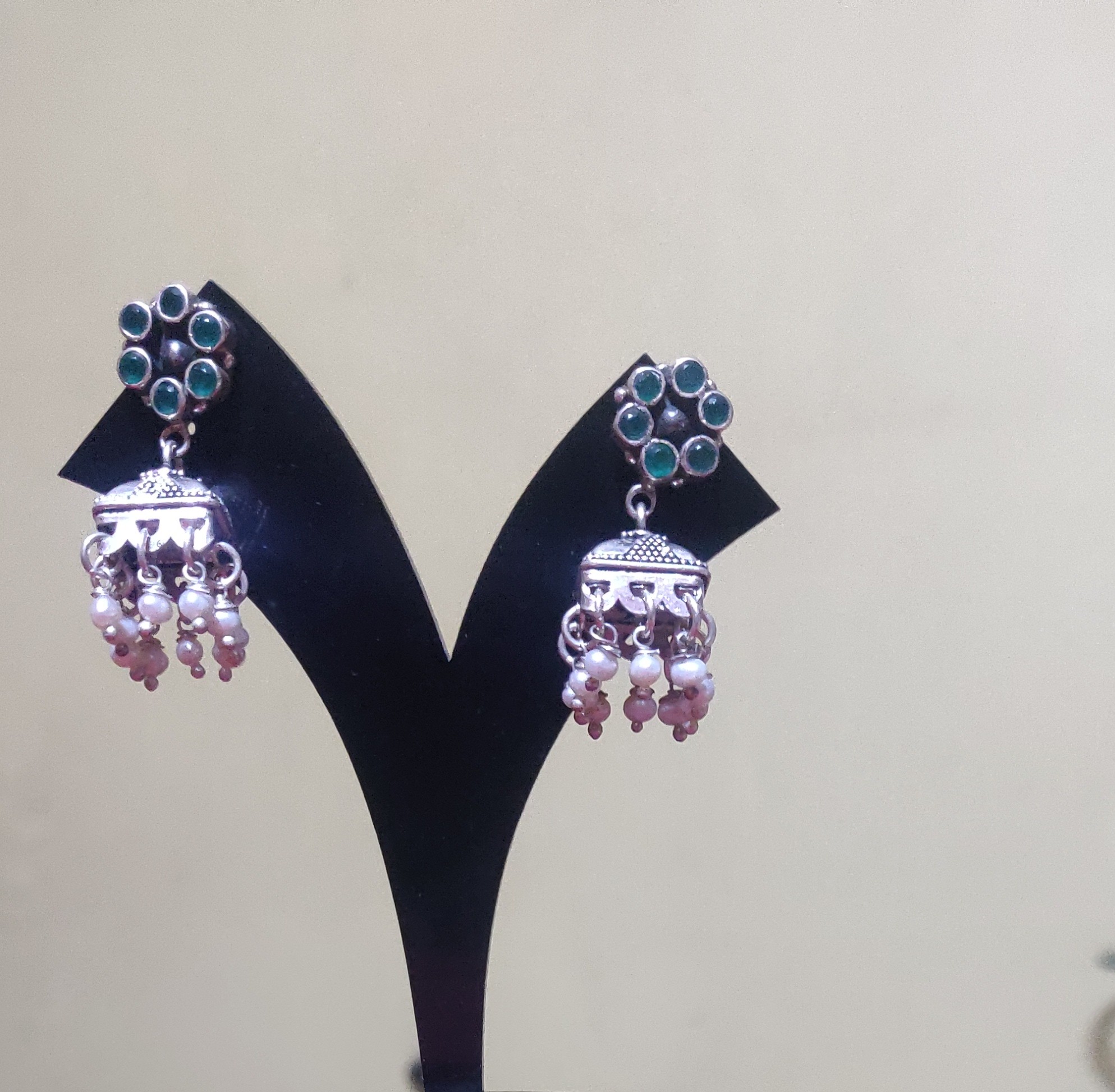 Silver plain jumkas with green stone studs