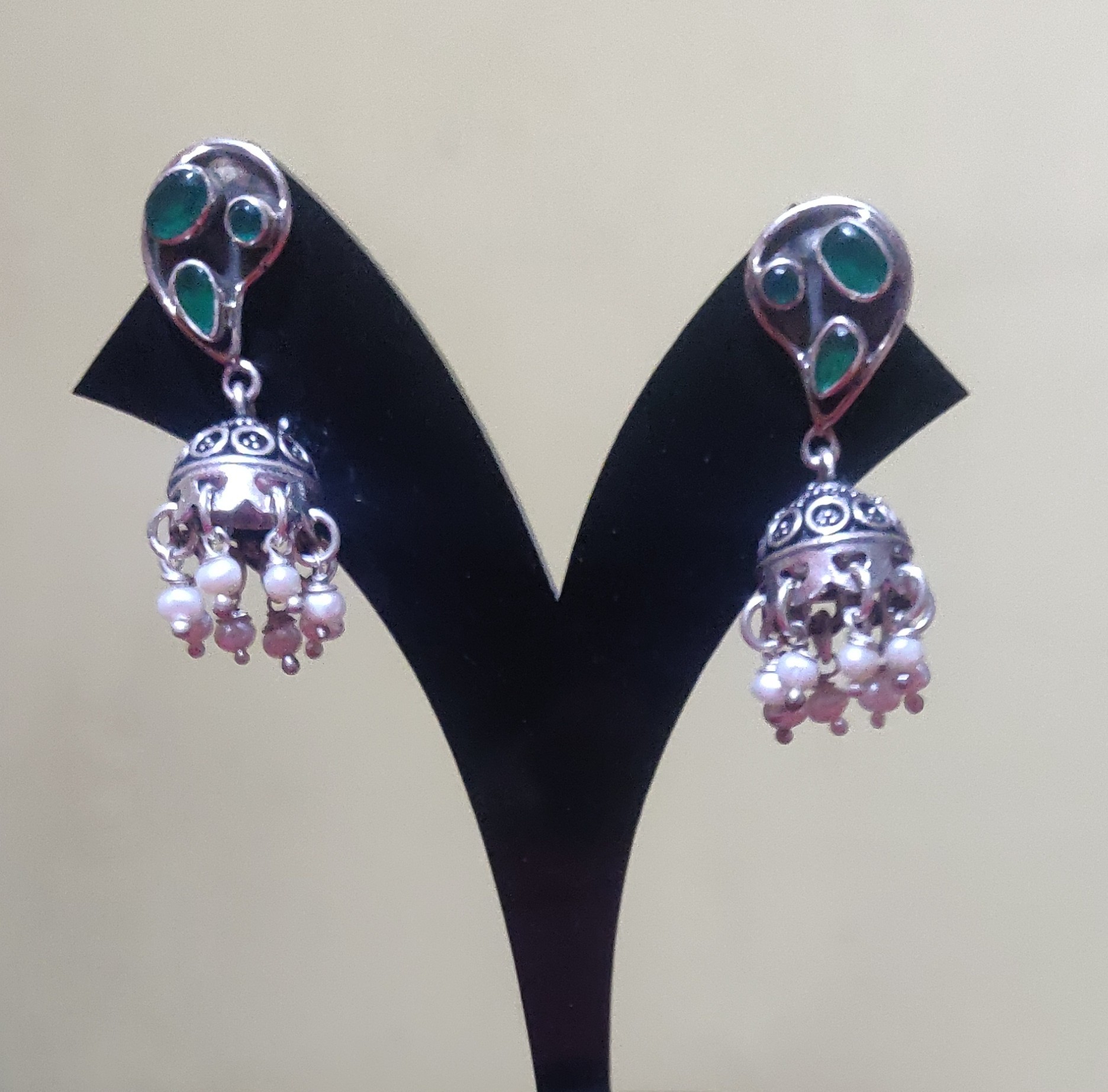 Silver plain jumkas with green stone studs