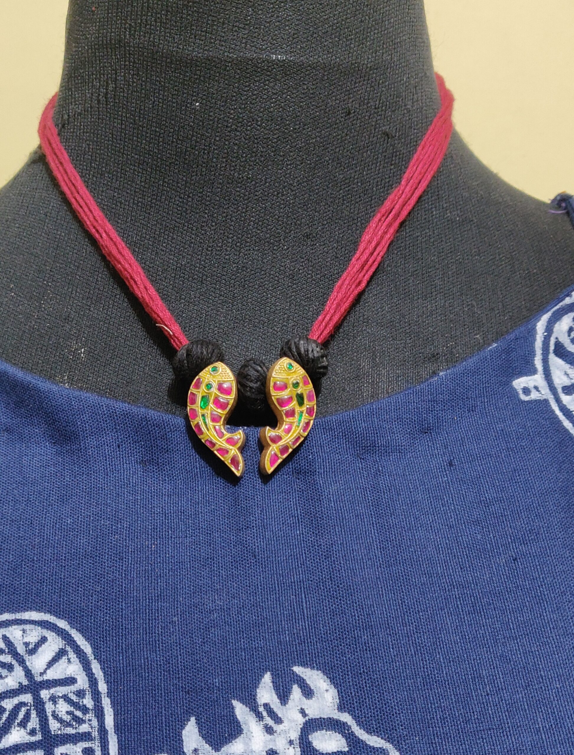 Gold plated 925 silver pendants in adjustable cord.