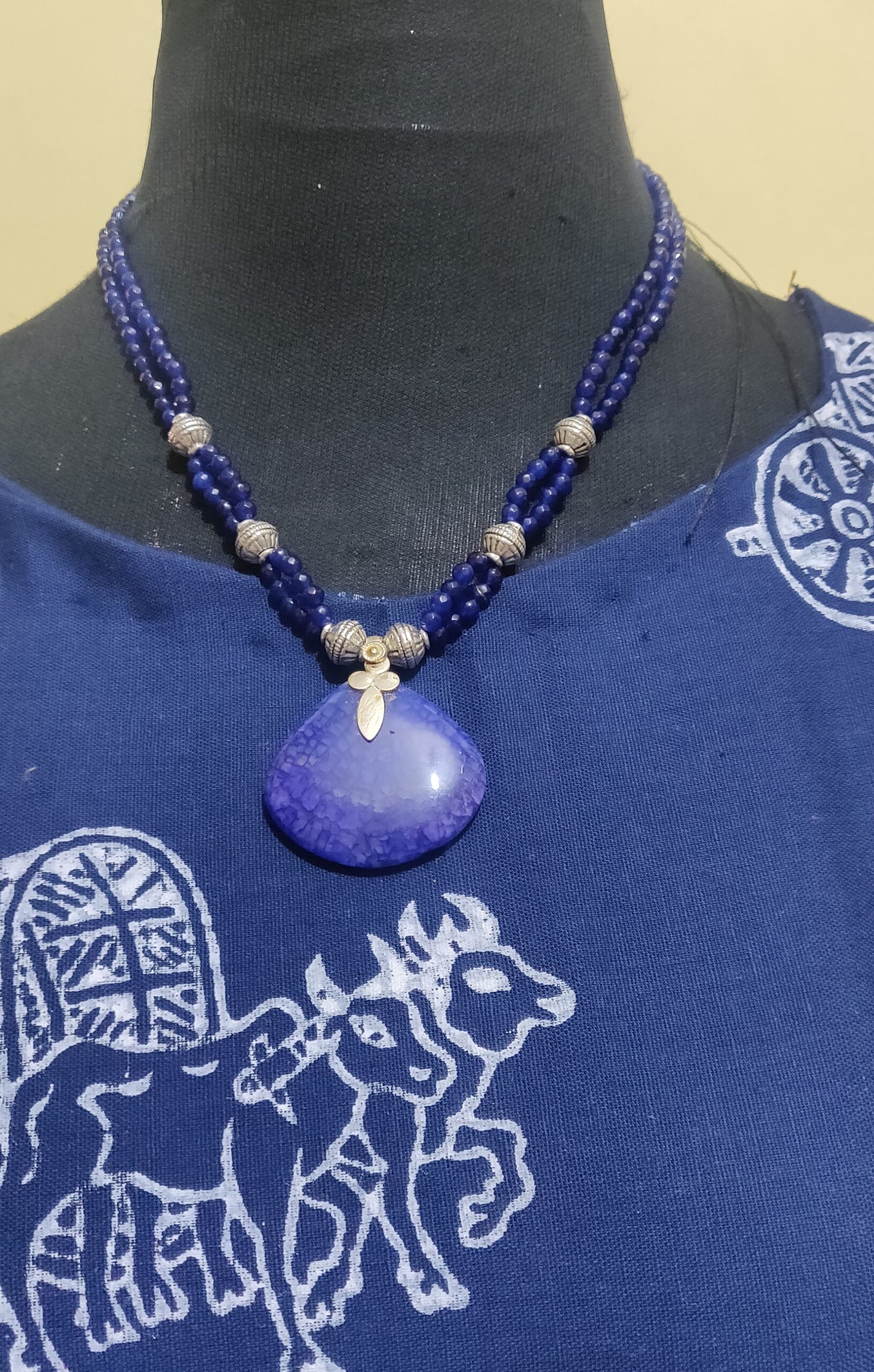 Zed cutting agate beads with agate slice pendant