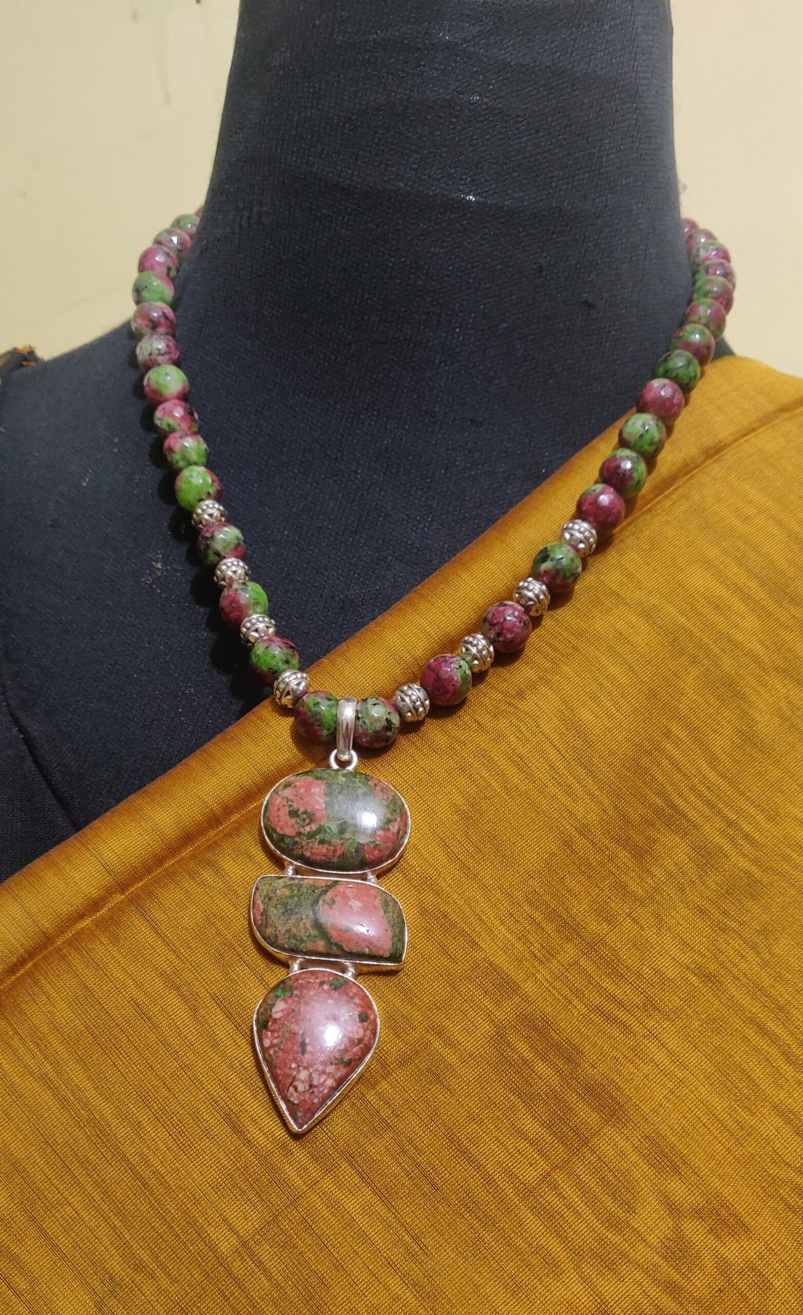 textured agate beads with natural stone pendant
